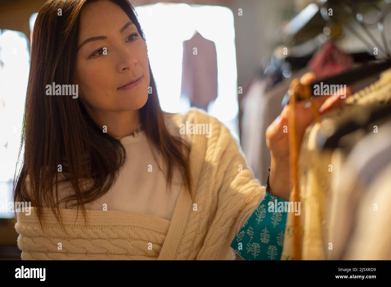 Woman in chinese clothing hi-res stock photography and images - Alamy