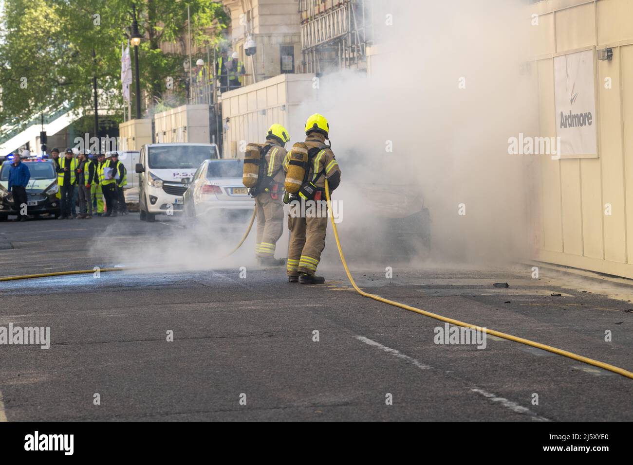 London, UK. 26th Apr, 2022. A vehicle fire in Whitehall Place led to billowing black smoke over whitehall and a large security alert. Credit: Ian Davidson/Alamy Live News Stock Photo