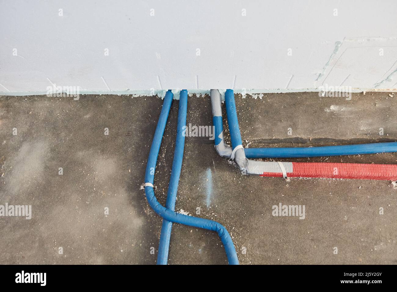 Lay the water pipe for the bathtub in the bathroom when remodeling the