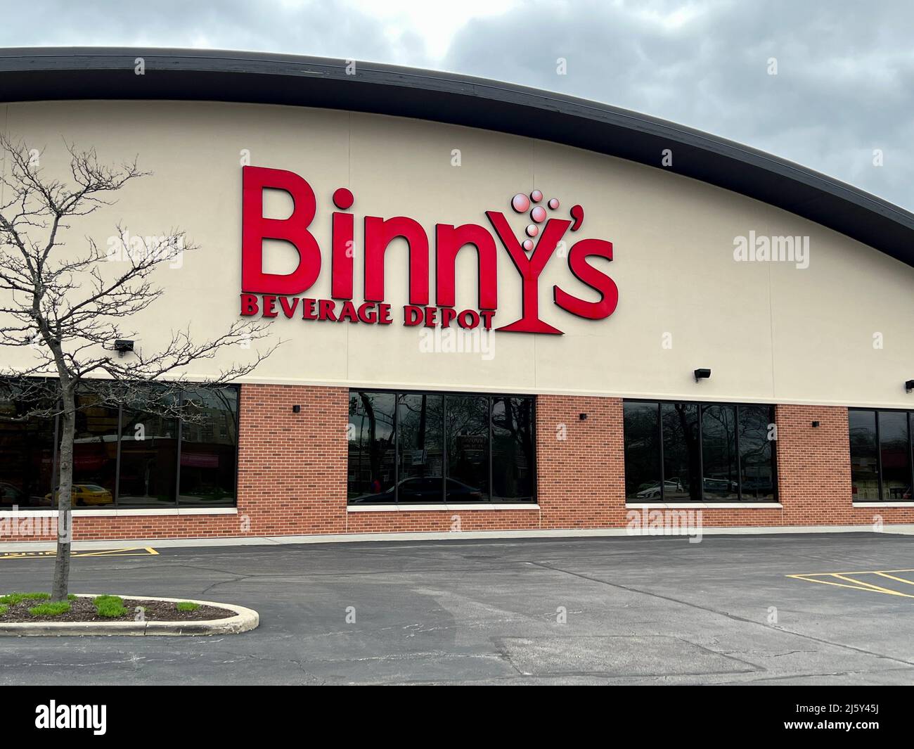 Exterior of Binny's Beverage Depot in Lincolnwood, Illinois Stock Photo