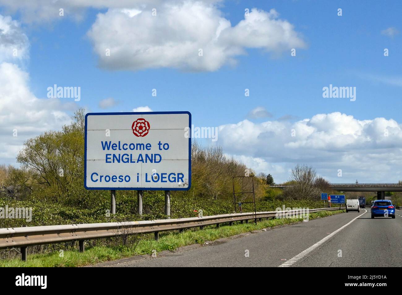 Bristol, England - April 2022: Welcome to England sign on the M4 motorway. The sign is bilingual with the Welsh translation below the main message Stock Photo