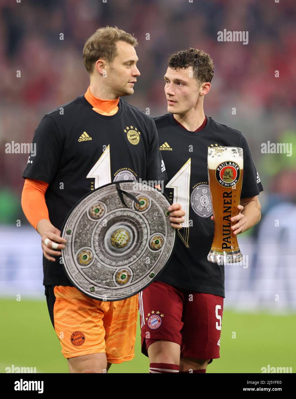 Manuel Neuer of Bayern Muenchen Benjamin Pavard of Bayern Muenchen Feiern  die 10 deutsche Fussball Meisterschaft in Folge mit den Fans und viel Bier  Muenchen Munich , Germany 23.4.2022 FC Bayern Muenchen