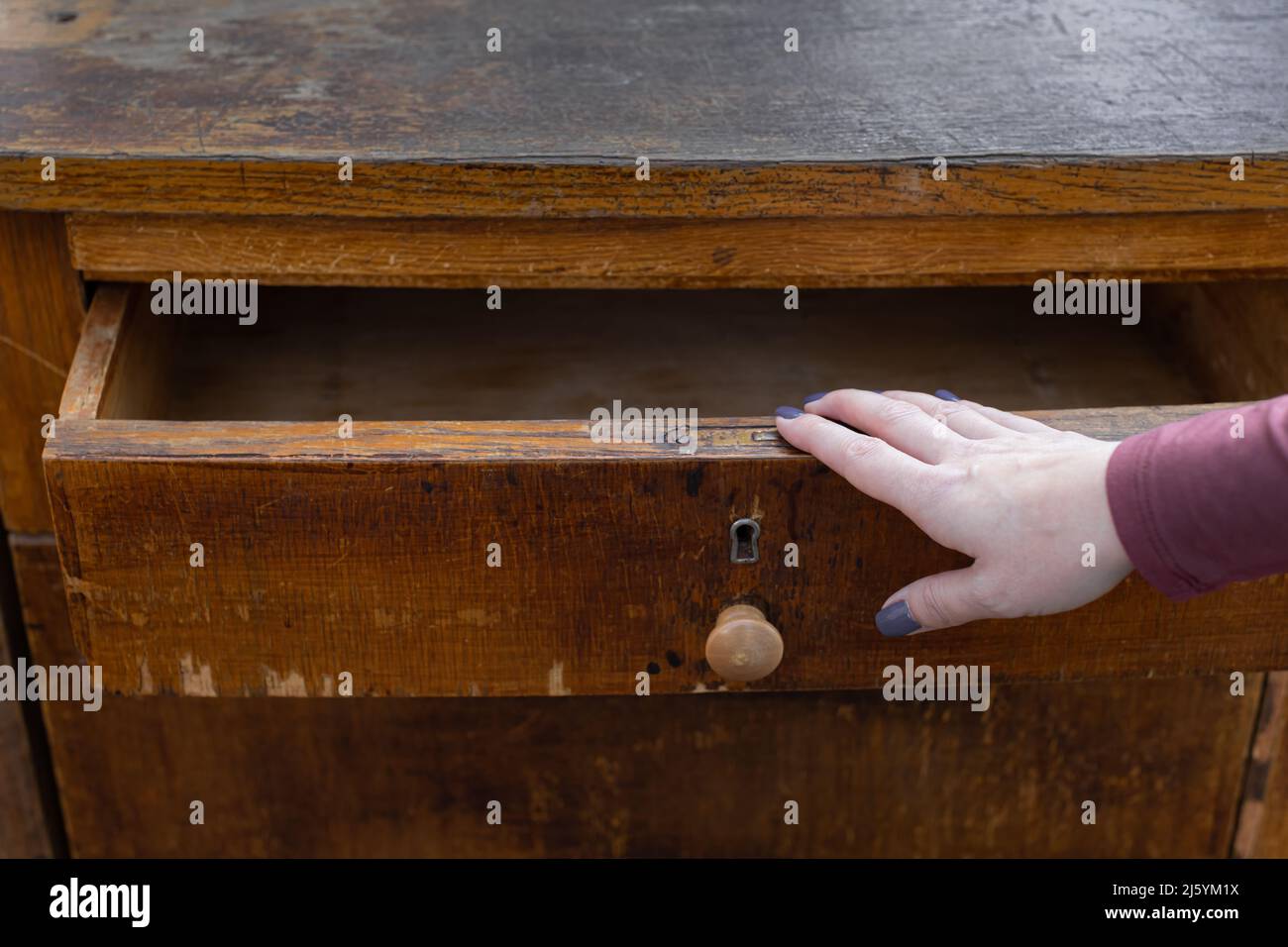 Old drawer lock hi-res stock photography and images - Alamy