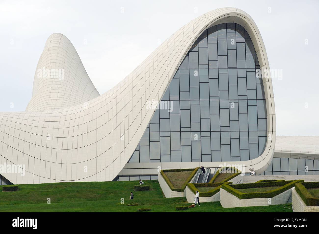 Heydar Aliyev Center Designed By Iraqi British Architect Zaha Hadid Heyd R Liyev M Rk Zi