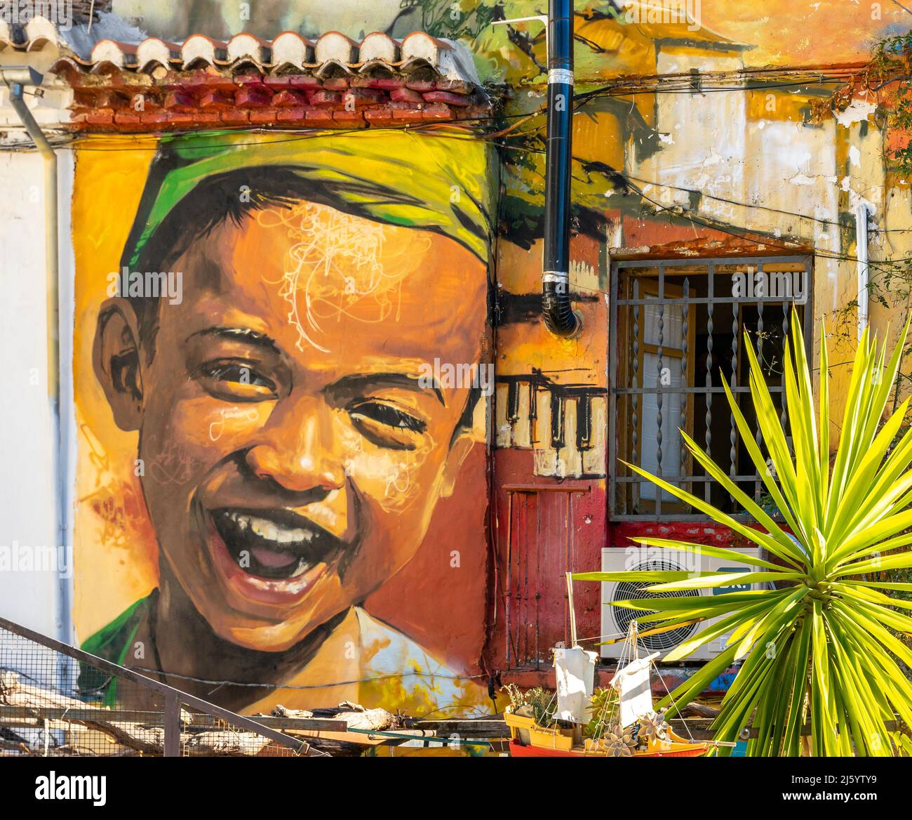 https://c8.alamy.com/comp/2J5YTY9/colorful-murals-on-the-walls-of-the-house-calle-parrilla-laughing-brown-boy-mural-wall-street-art-in-the-barrio-realejo-area-granada-spain-2J5YTY9.jpg