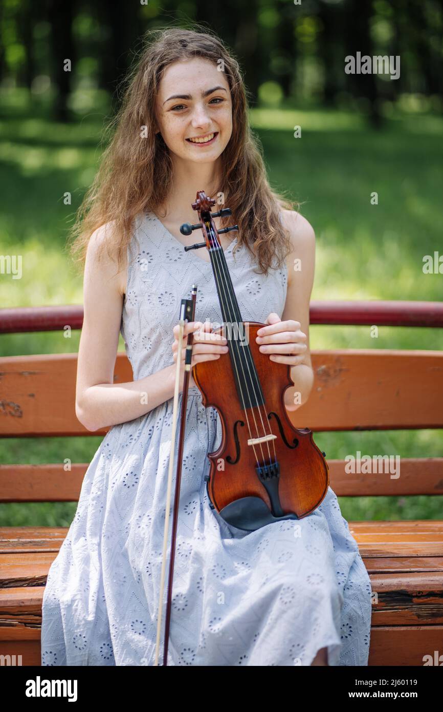 Portrait of a young girl with her violin Stock Photo - Alamy