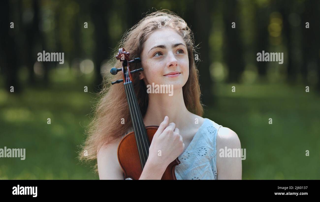 Portrait of a young girl with her violin Stock Photo - Alamy