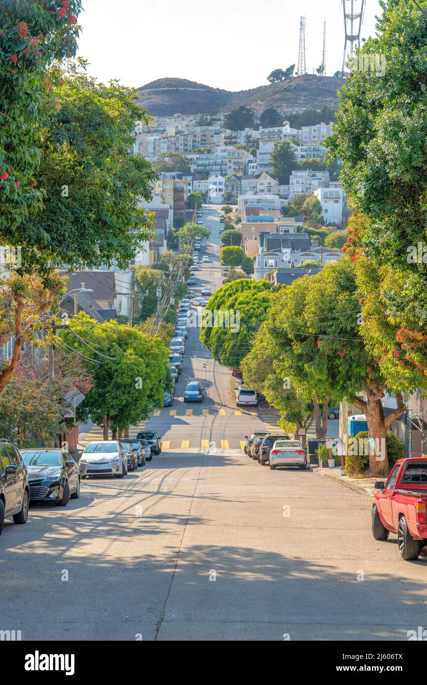 Downhill road with parked vehicles on the side near the trees at San  Francisco, California Stock Photo - Alamy