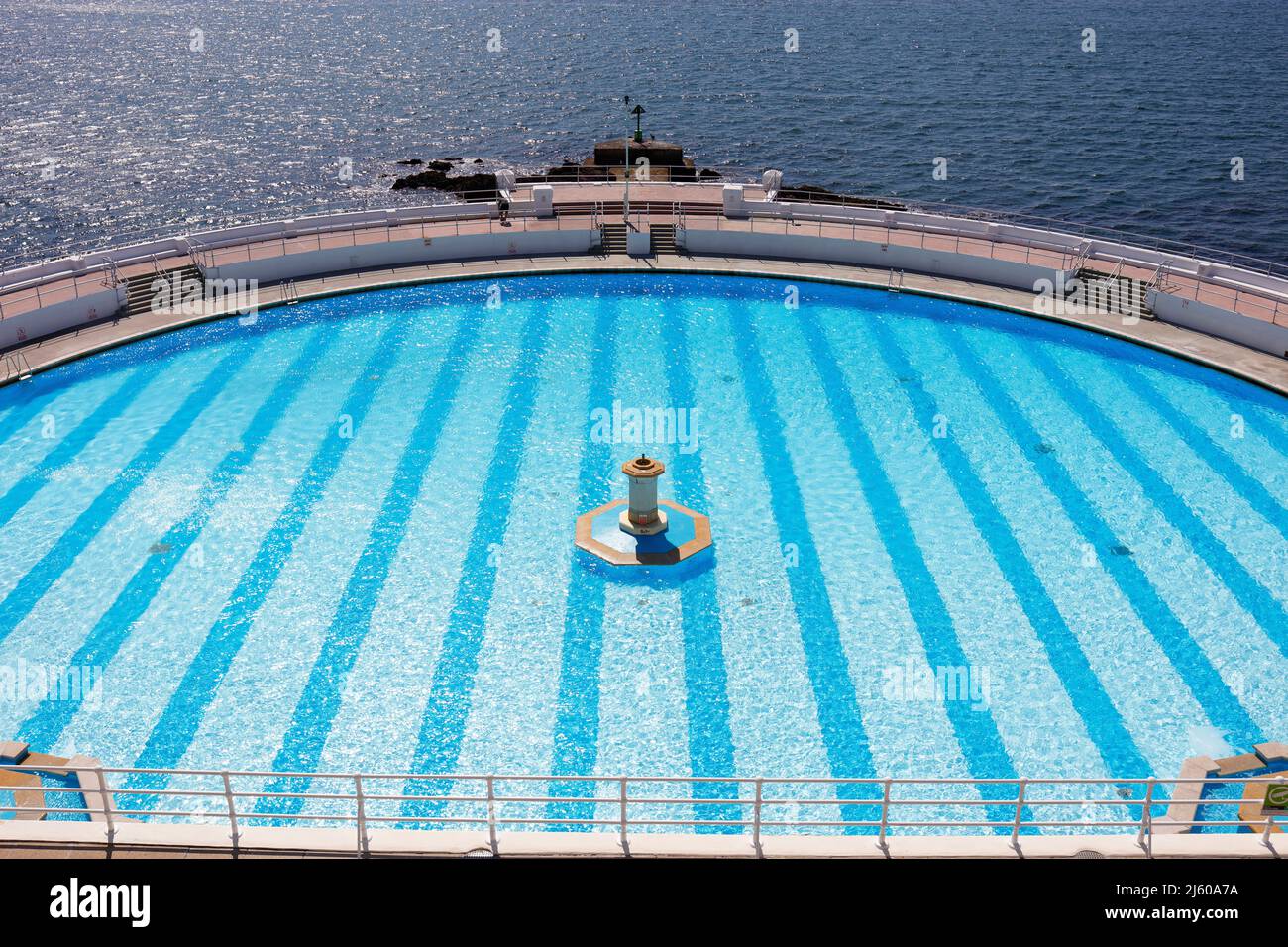 Plymouth, Devon, UK. 26th April, 2022. A sunny early spring day at The Hoe in Plymouth. Tinside Lido is a salt water art deco style swimming pool buil Stock Photo