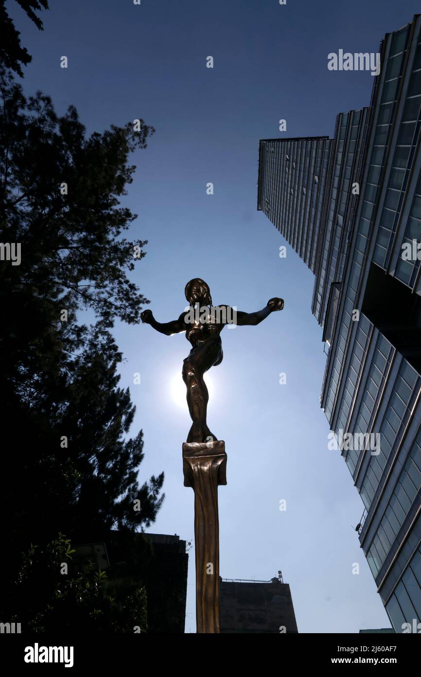 Ciudad de México, 8 diciembre de 2021.- Centro Histórico  Inauguración de la muestra “Rodin y Dalí”, obras que salen de Museo Soumaya, se dan cita al aire libre en el antiguo atrio del templo de San Francisco. La muestra integra 15 esculturas que evocan el gesto creativo en libertad. Una exposición inédita de Fundación Carlos Slim en la que, por primera vez, se presenta el bronce de Dalí, “Mujer con cabeza de rosas”. A partir del óleo surrealista de 1935, la obra de casi dos metros de altura, fue modelada y fundida en 1987. Fotos: Francisco Morales/DAMMPHOTO Stock Photo