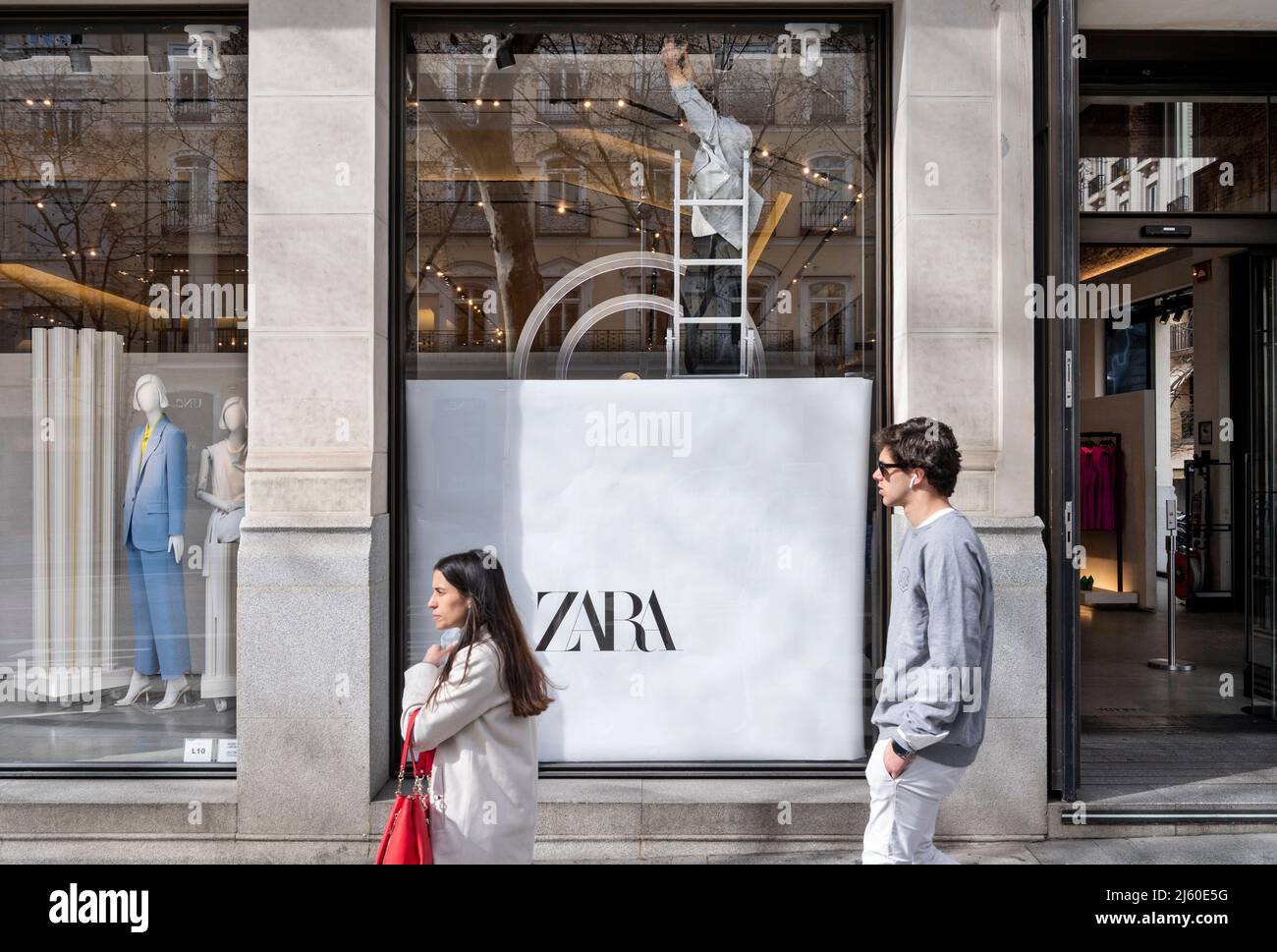 Zara window hi-res stock photography and images - Page 2 - Alamy