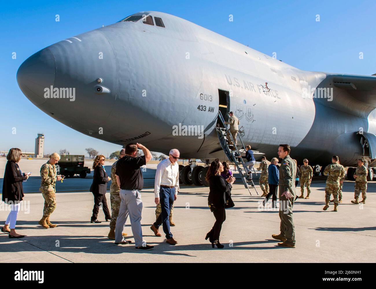 433rd airlift wing hi-res stock photography and images - Alamy