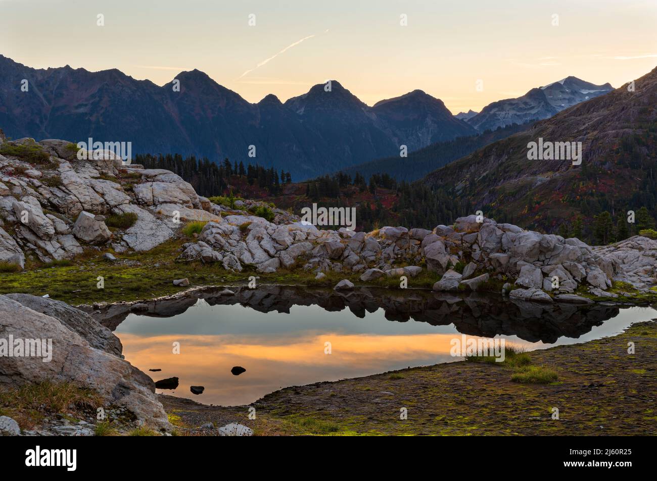 WA21471-00...WASHINGTON - View north from Artist Point shortly before sunrise in the Mount Baker-Snoqualmie National Forest. Stock Photo