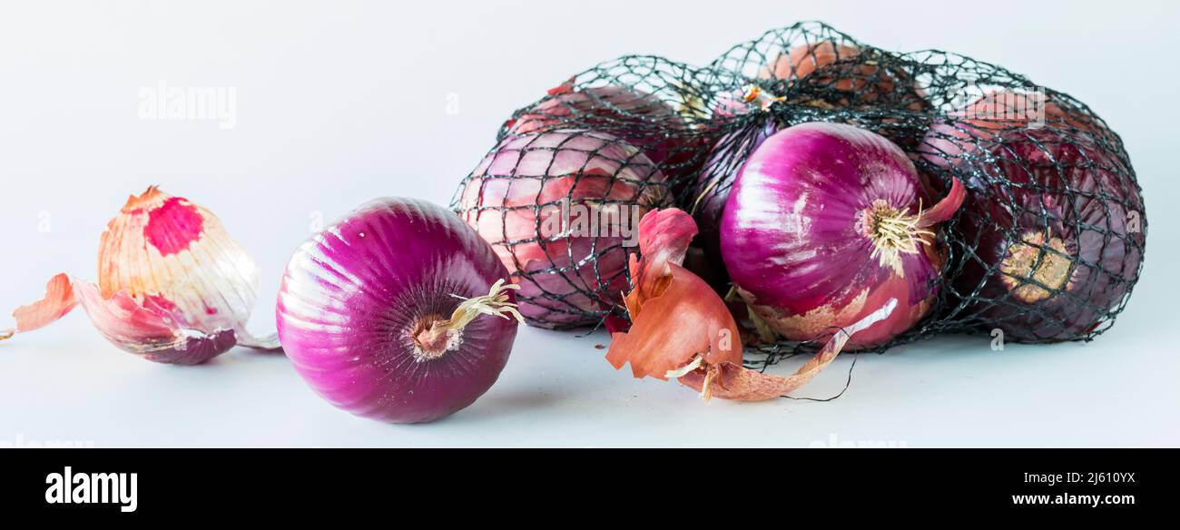 https://c8.alamy.com/comp/2J610YX/a-mesh-bag-filled-with-red-onions-with-onions-spilling-out-2J610YX.jpg