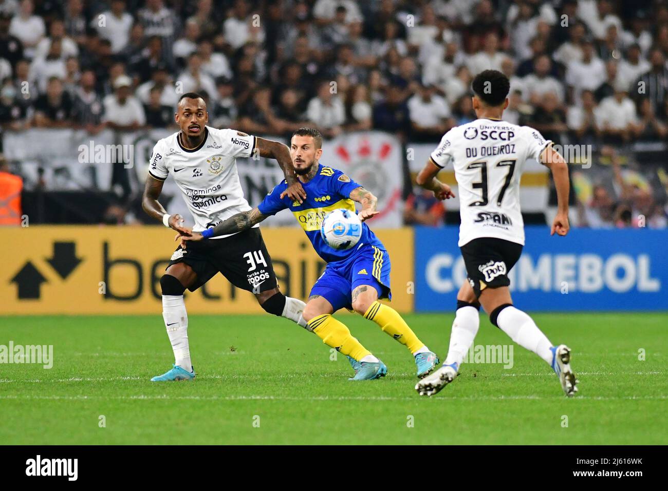 SÃO PAULO, BRASIL - APRIL 26: Raul of S.C. Corinthians battles for possession with Darío Benedetto of Boca Juniors during Copa CONMEBOL Libertadores match between S.C. Corinthians and Boca Juniors at Arena Corinthians on April 26, 2022 in São Paulo, Brazil. (Photo by Leandro Bernardes/PxImages) Credit: Px Images/Alamy Live News Stock Photo