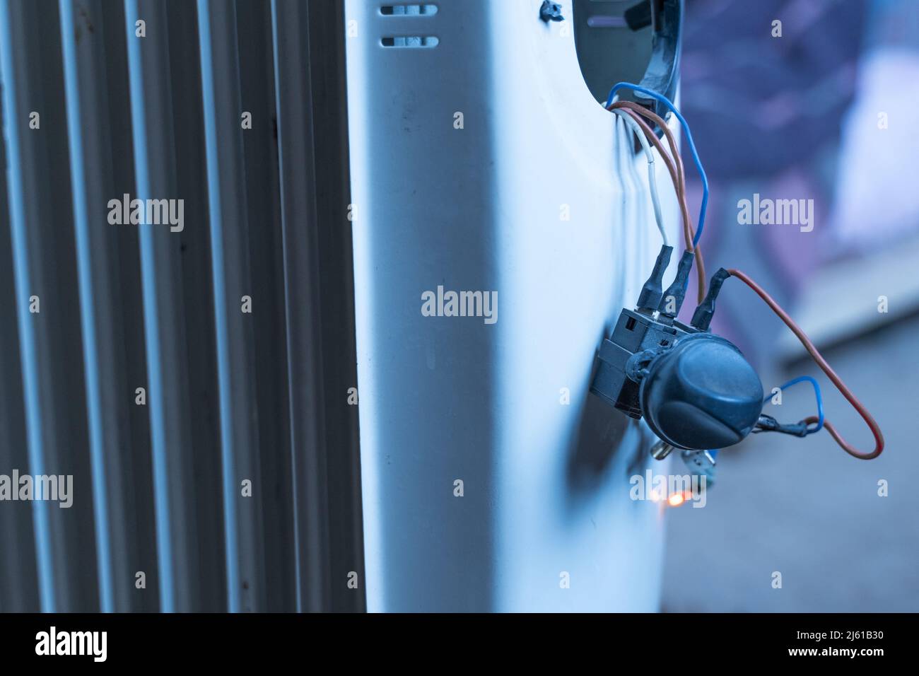 Electronic power regulator for oil radiator heater. Wires on the