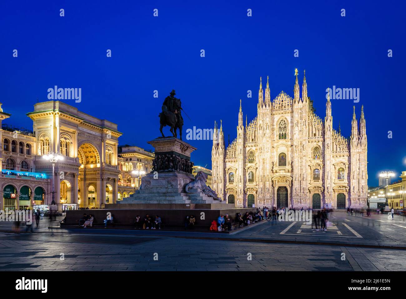 Piazza del Duomo at night in Milan, Italy, with the cathedral, the Vittorio Emanuele II gallery and the statue to Vittorio Emanuele II. Stock Photo