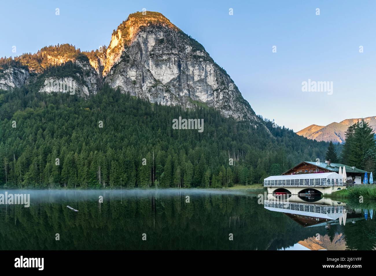 Lake house view hi-res stock photography and images - Alamy