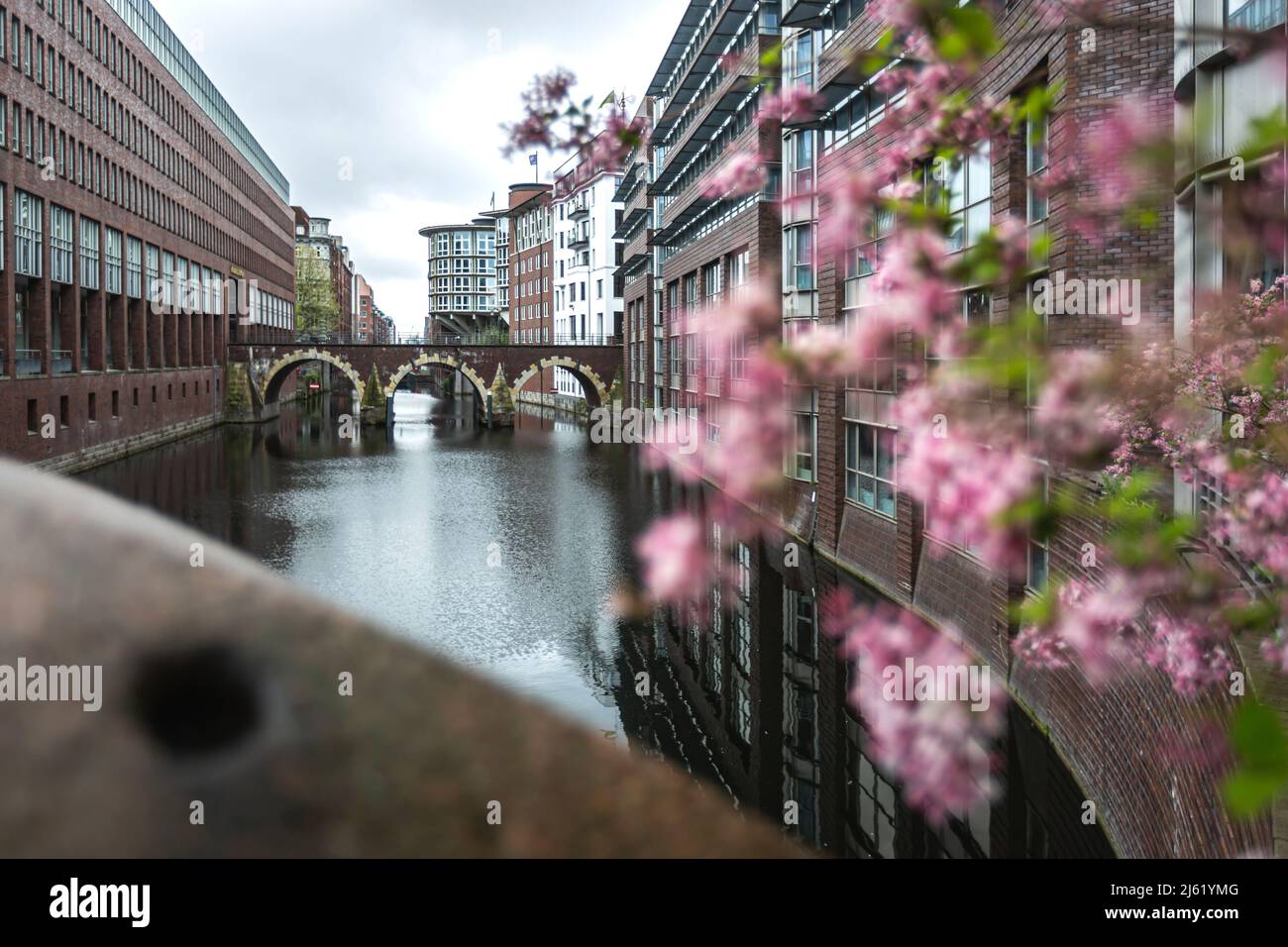 Germany, Hamburg, Bleichenfleet canal with Ellerntorsbrucke in background Stock Photo