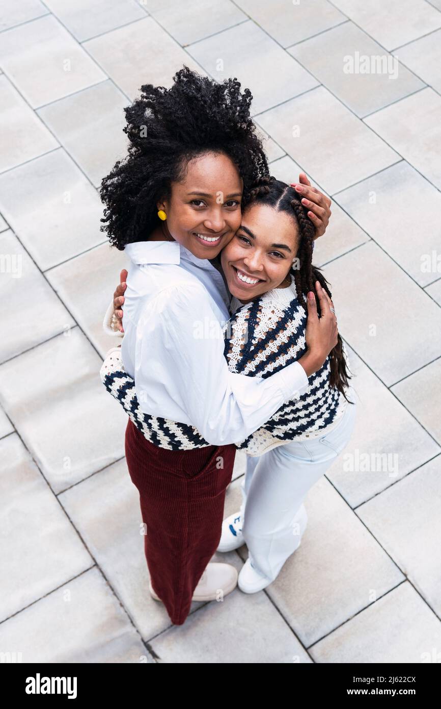 Full length view hugging hi-res stock photography and images - Alamy