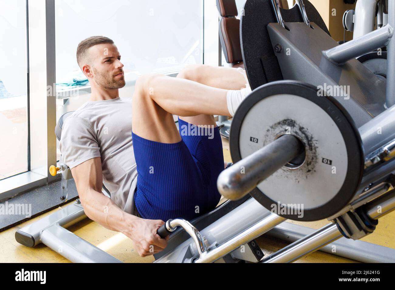 Leg press machine hi res stock photography and images Alamy
