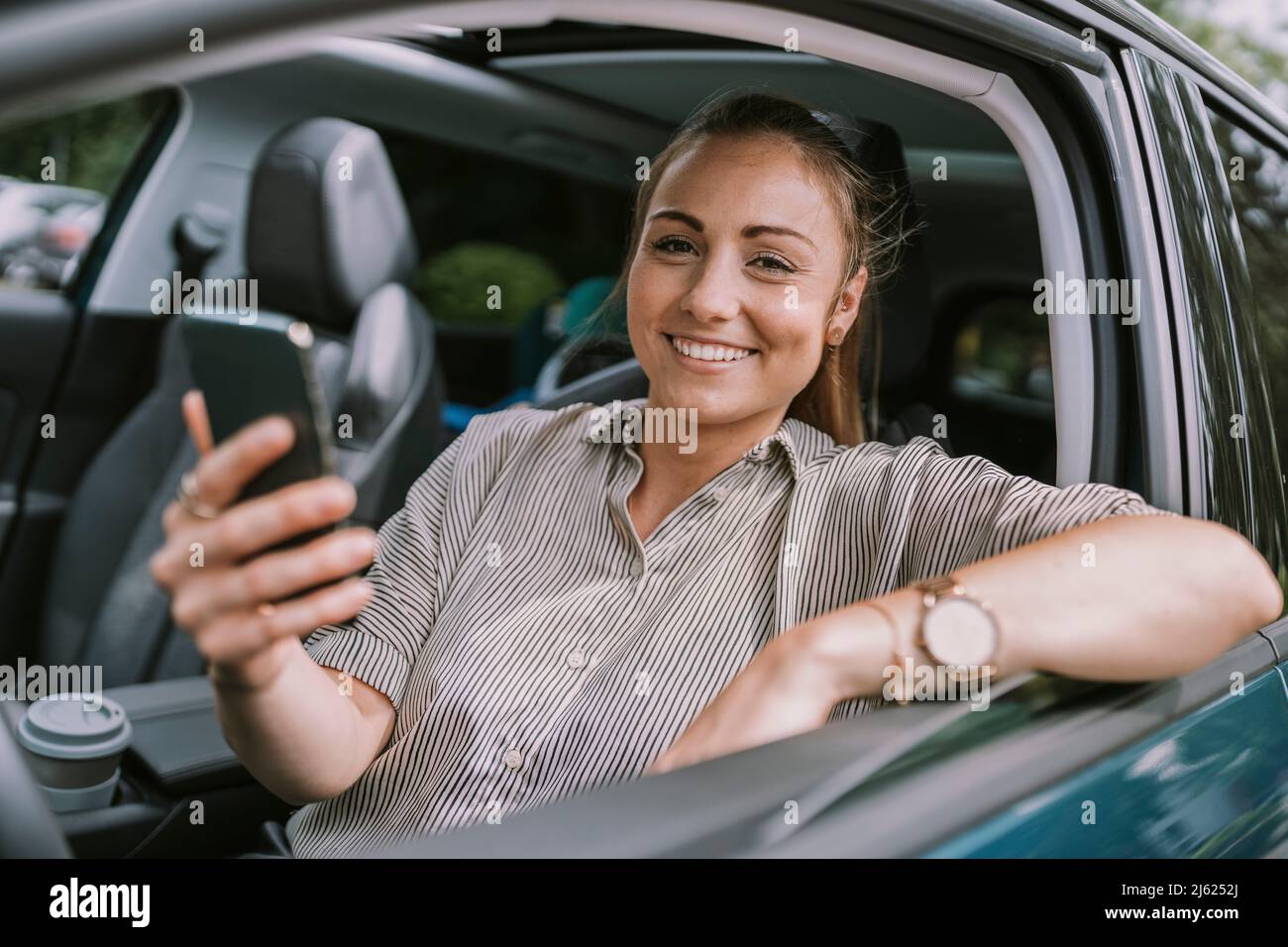Woman in drivers seat of her car hi-res stock photography and images ...