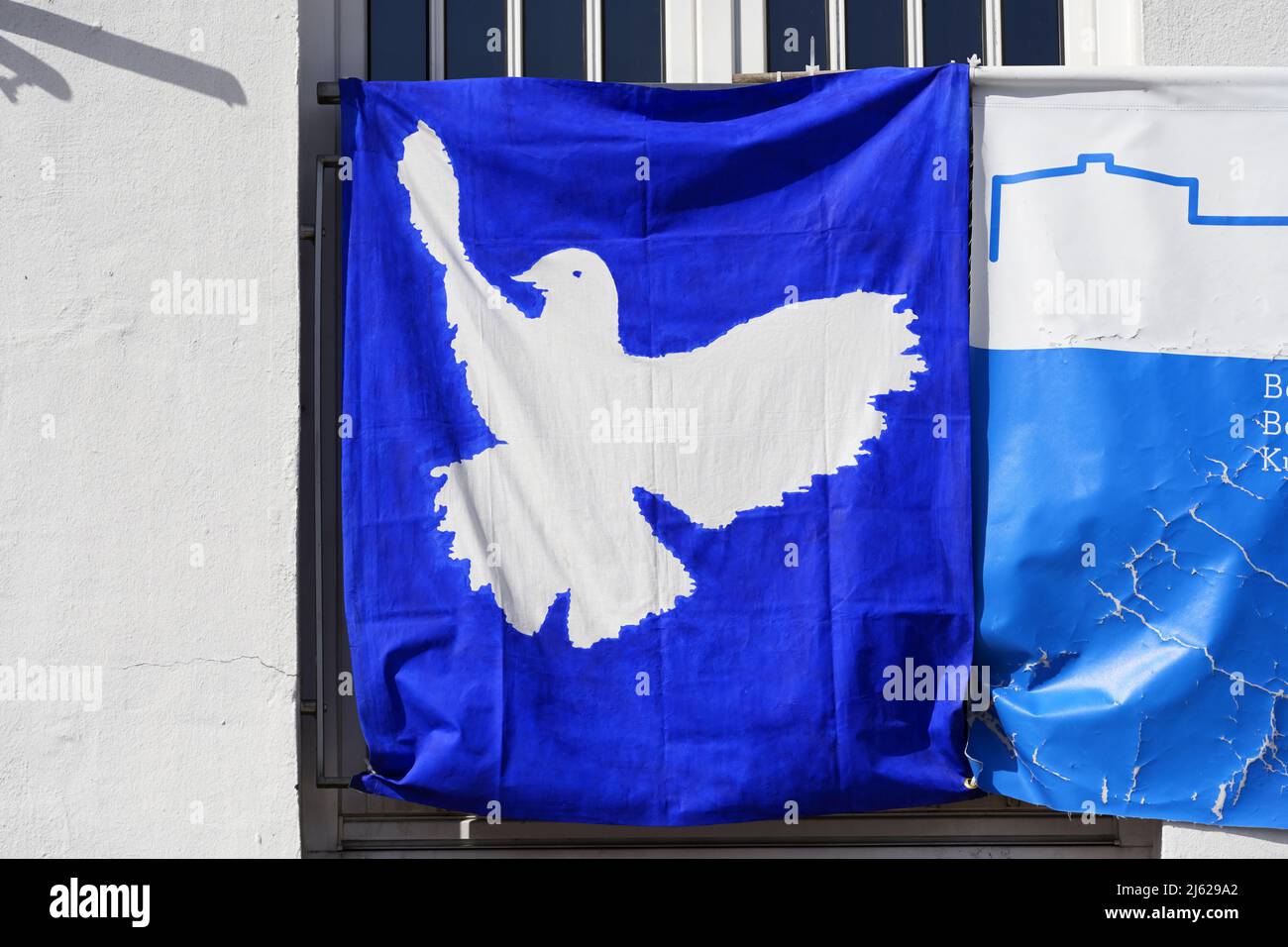 Peace flag against the Ukraine war in Bergedorf, Hamburg, Germany Stock Photo
