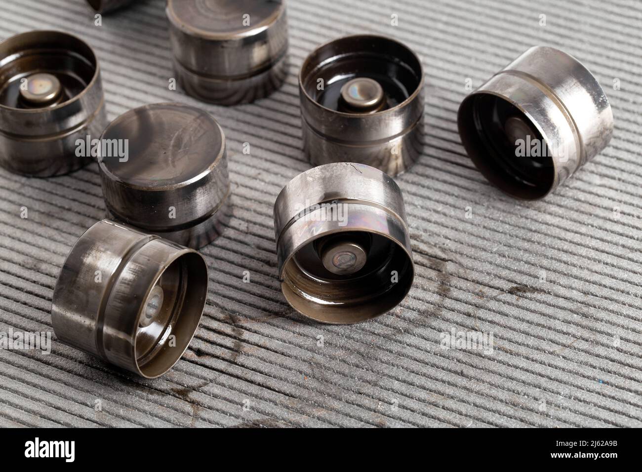 Hydraulic compensators in the lubrication system of a car engine