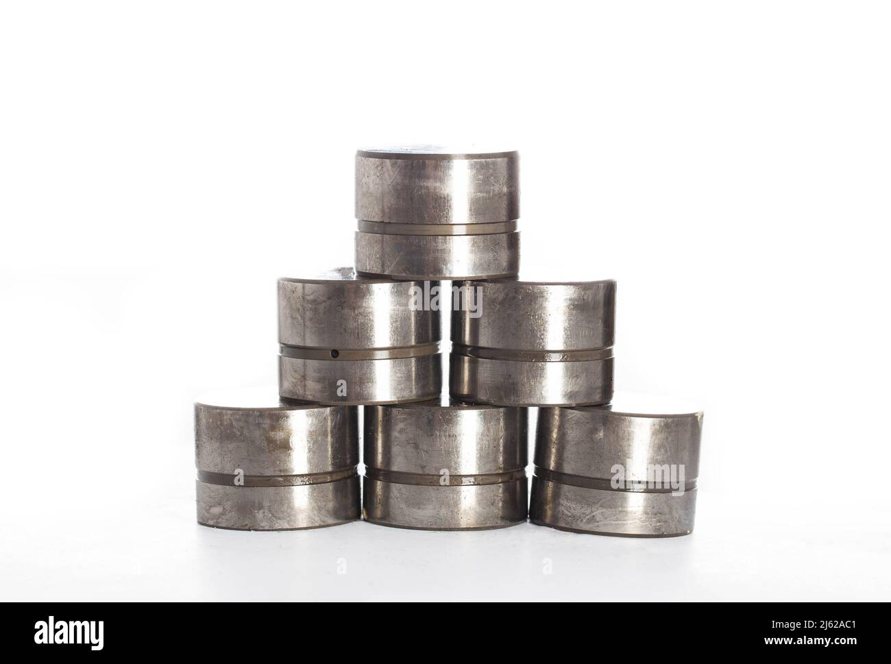 Hydraulic compensators in the lubrication system of a car engine