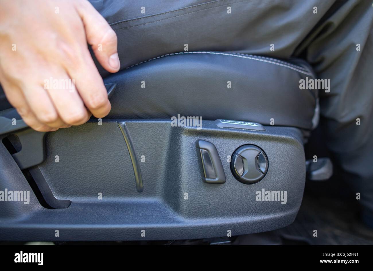 Mechanical adjustment of the height of the driver's seat in the car