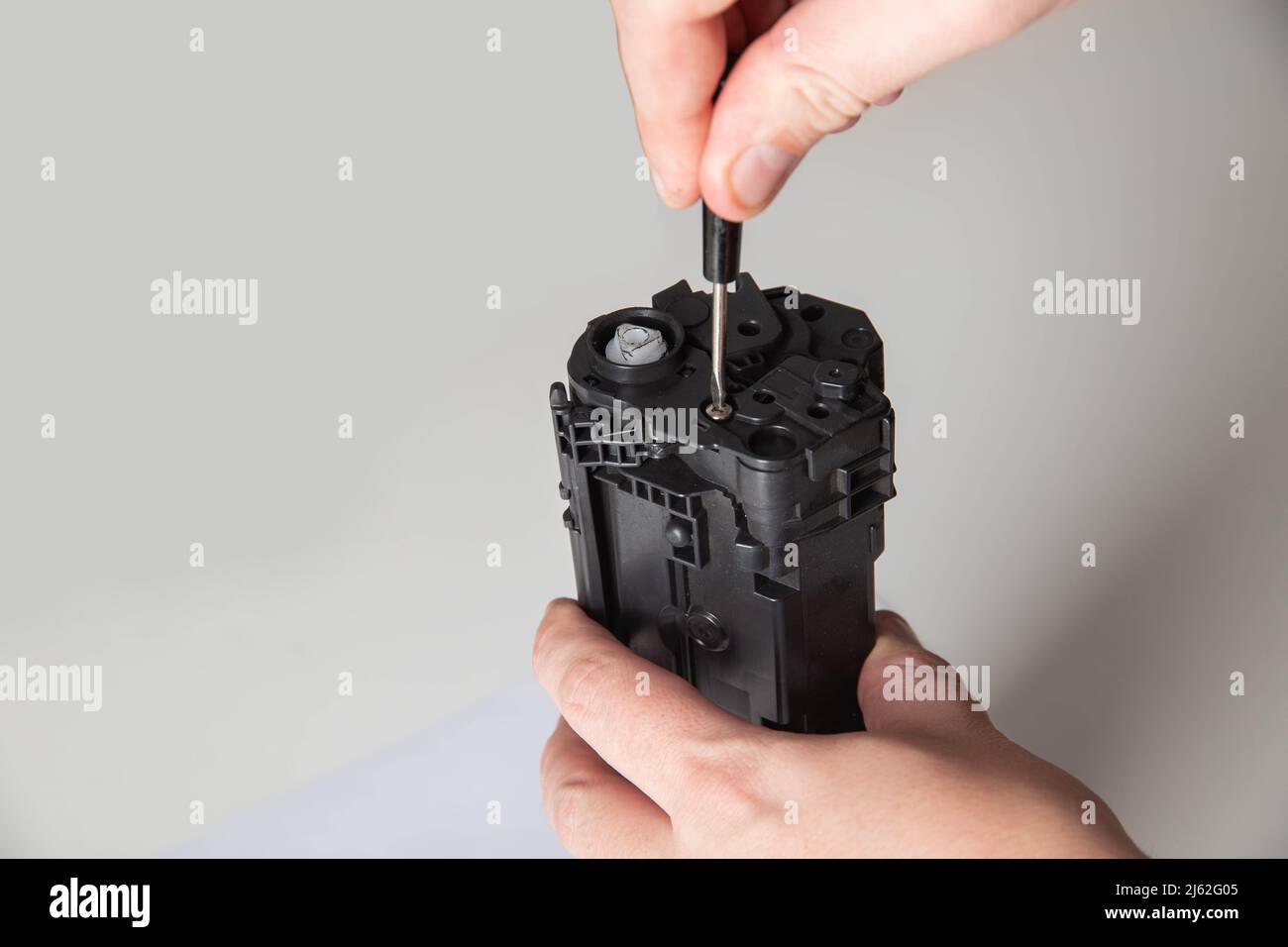 Disassembly of the printer cartridge for its maintenance and refilling