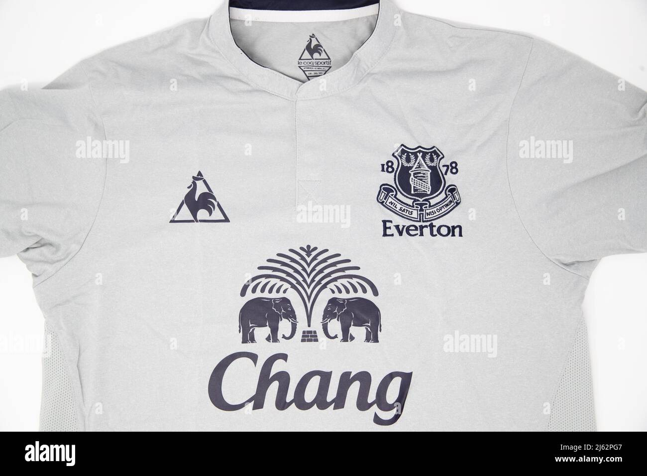 Everton badge on a white football shirt with Chang Sponsor Stock Photo