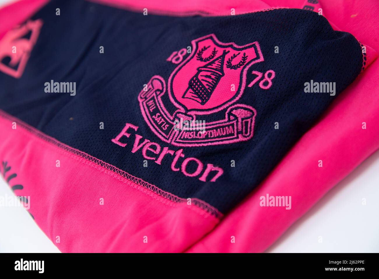 Pink Everton badge on a pink and blue football shirt Stock Photo