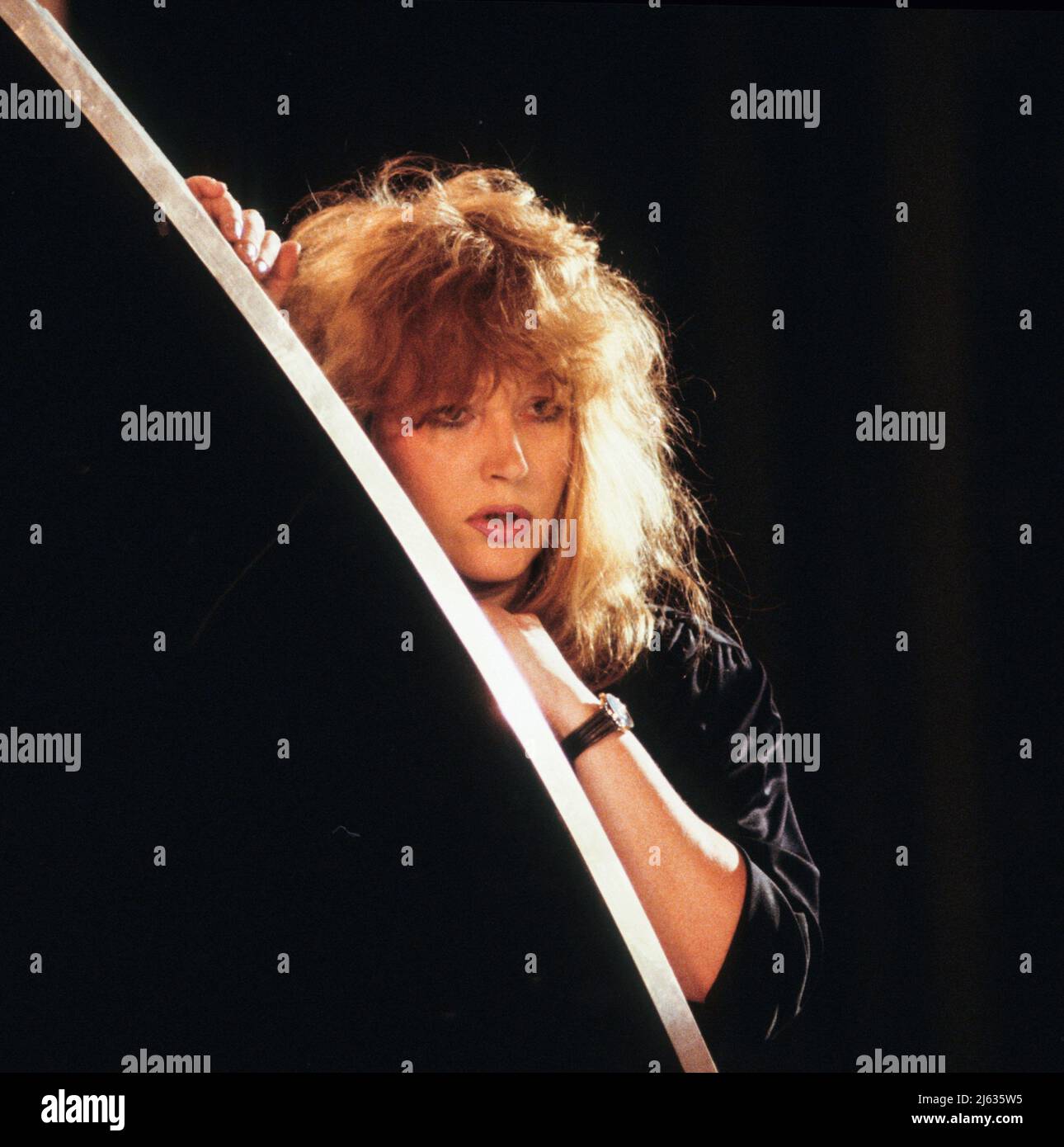 Olomon boshqa odamlarning xotinlarini barcha teshiklari bilan sikishadi (porno)