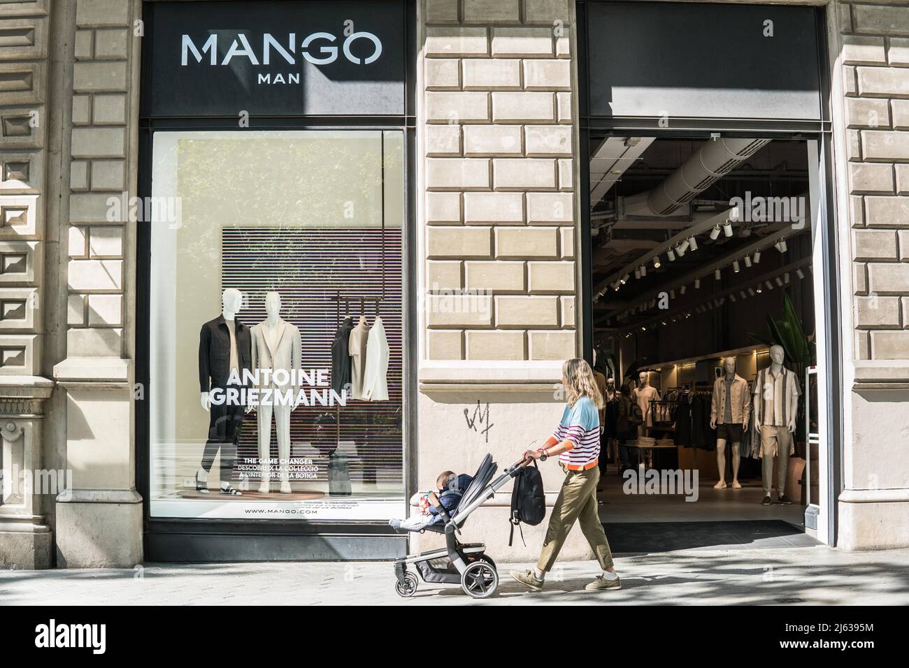 Barcelona, Spain. 26th Apr, 2022. A pedestrian walks past the Spanish  multinational clothing brand Mango store in Barcelona. (Credit Image: ©  Thiago Prudencio/SOPA Images via ZUMA Press Wire Stock Photo - Alamy, image size:1300x956