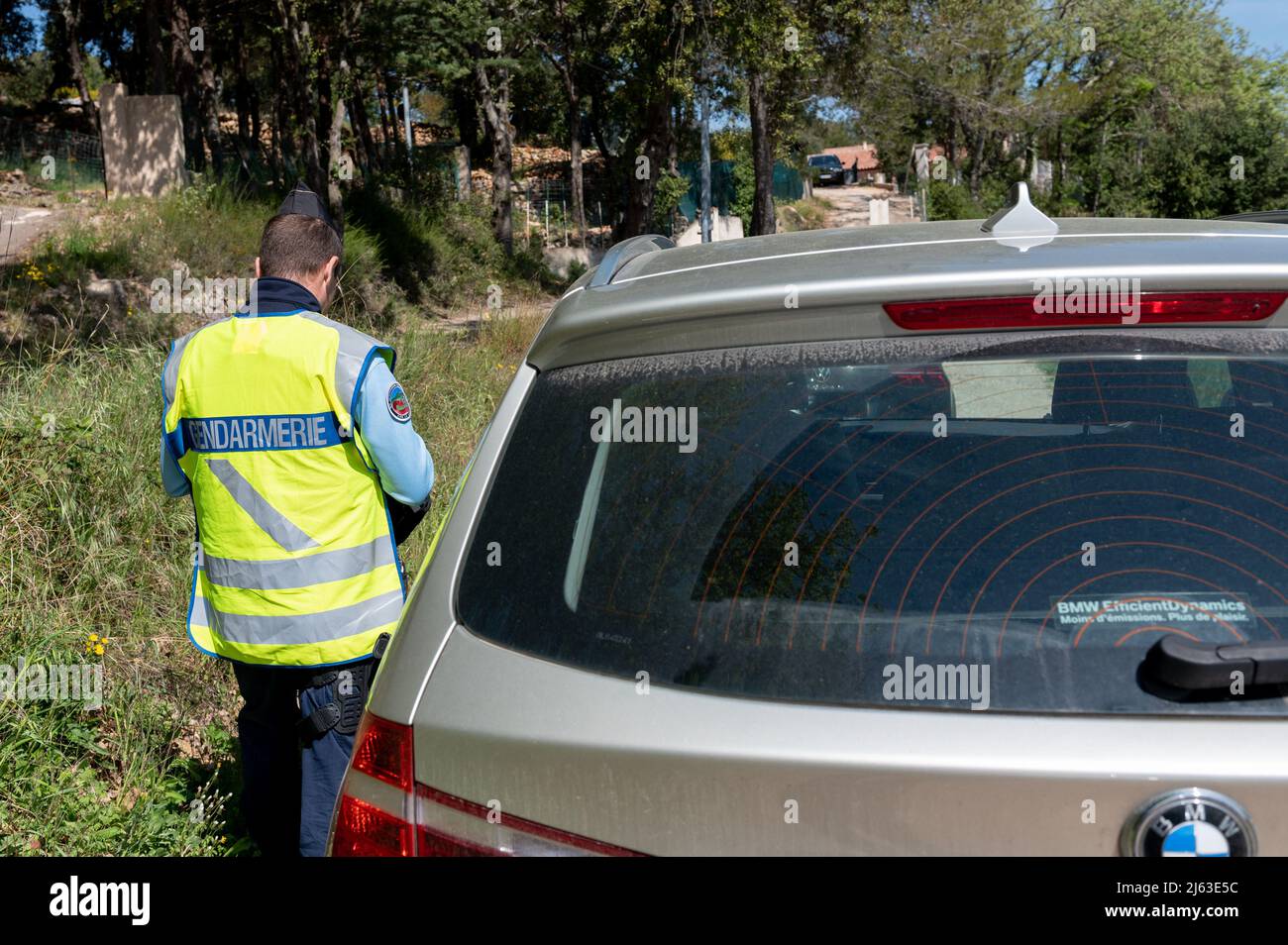 Le Luc En Provence France 27th Apr 22 Police Officer Issues A Citation To A Driver In Anticipation Of The Increased Traffic On The French Riviera During The Vacation Season Control Operations
