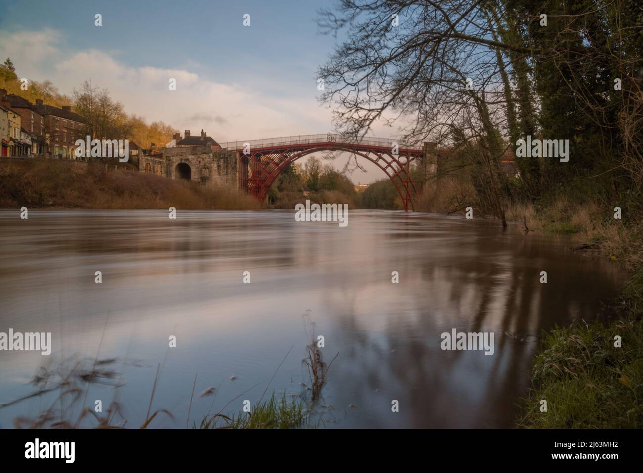 The Iron Bridge over the River Severn during a period of high flooding, Ironbridge Gorge in the borough of Telford and Wrekin in Shropshire, England. Stock Photo