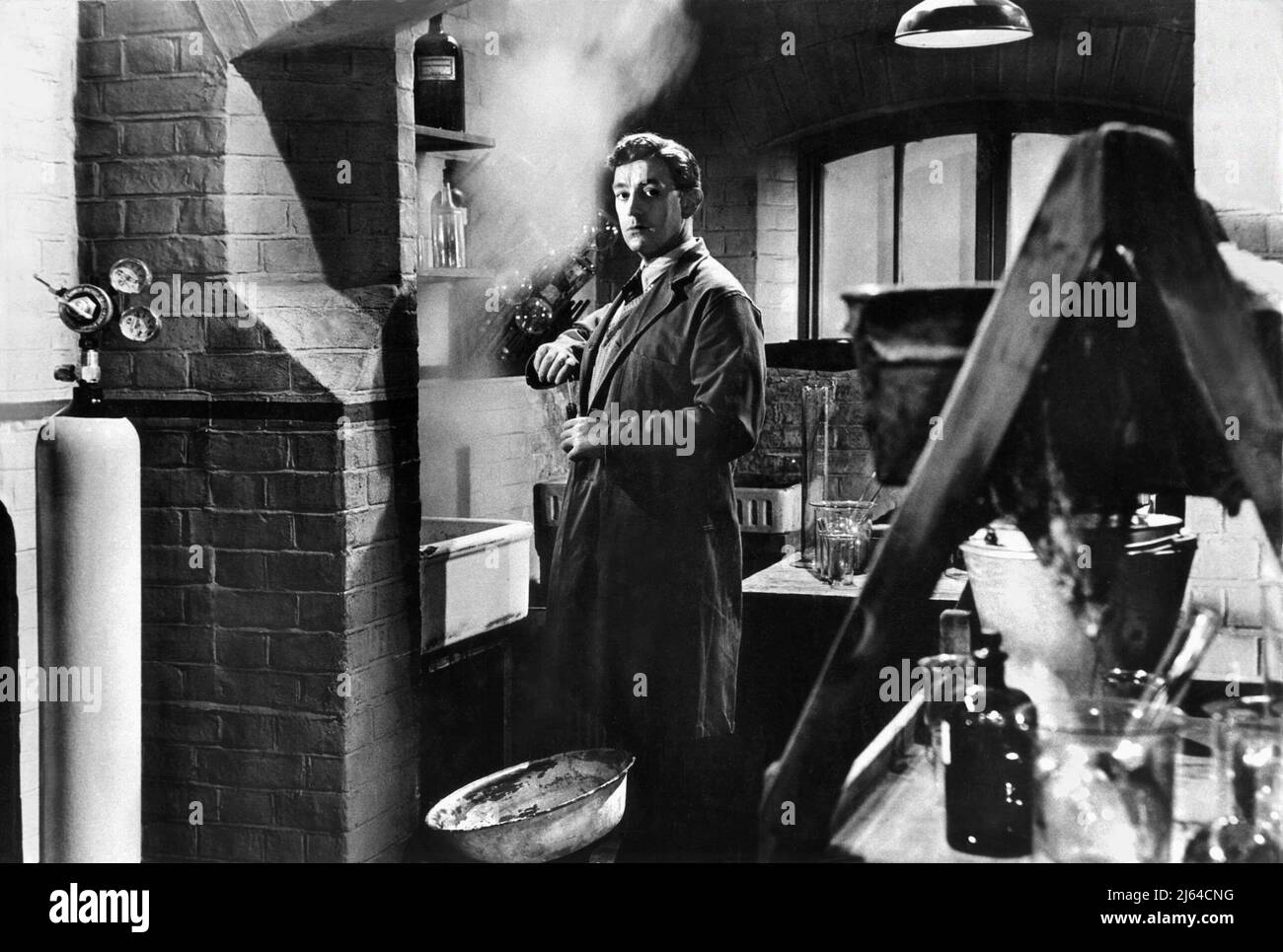 ALEC GUINNESS, THE MAN IN THE WHITE SUIT, 1951 Stock Photo - Alamy