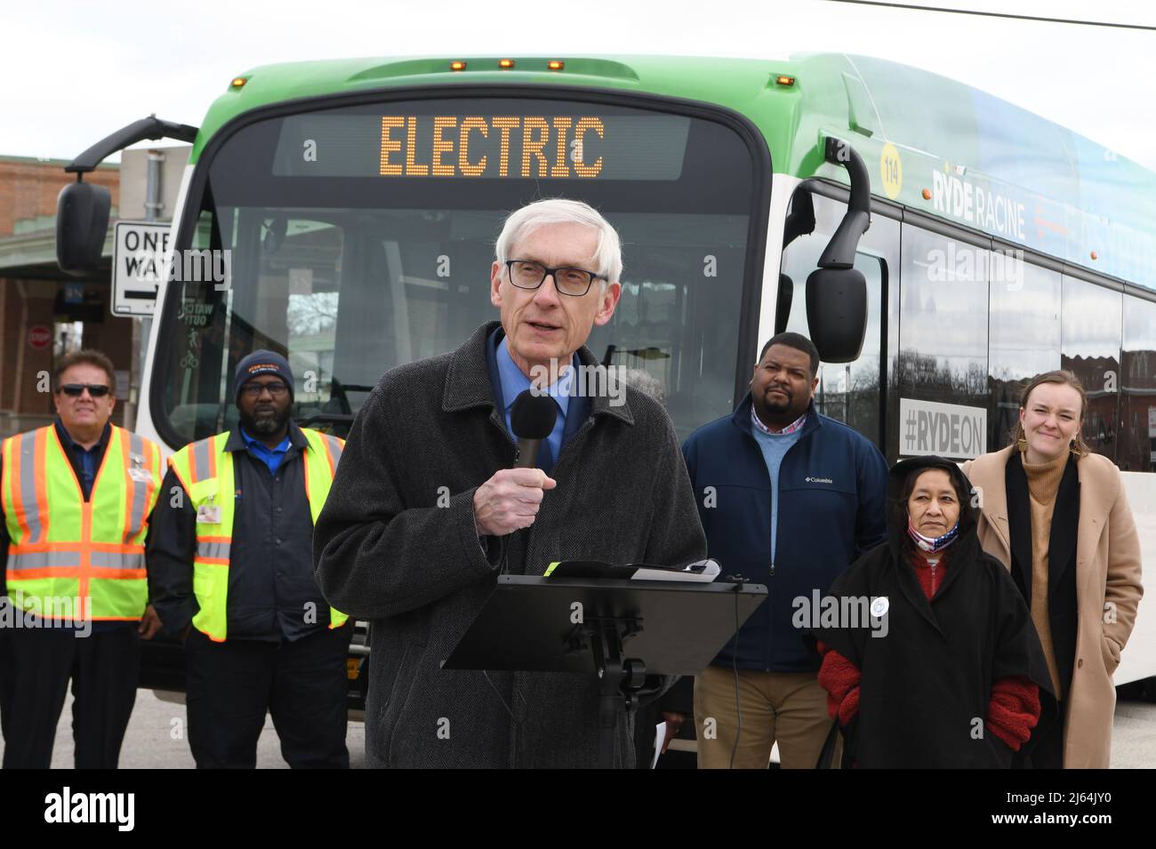Wisconsin Governor Bus Racine, Wisconsin, USA. 27th Apr, 2022. WisconsIn GOV. TONY EVERS helps ...
