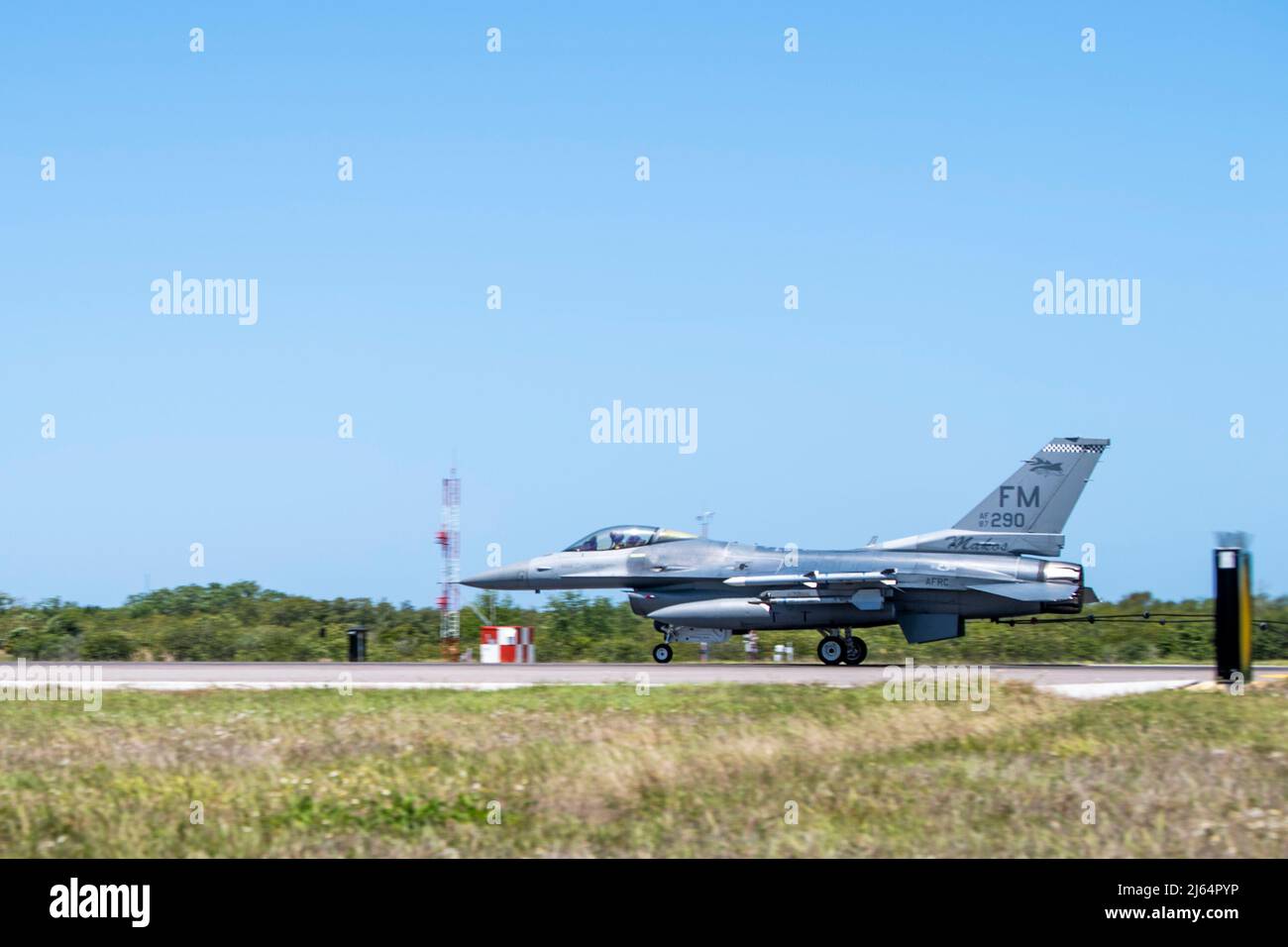 An F-16C Fighting Falcon aircraft assigned to the 482nd Fighter Wing, Homestead Air Reserve Base, Florida, tests a Bak-12 aircraft arresting system at MacDill Air Force Base, Florida, April 22, 2022. The Bak-12 system is used to support fighter aircraft in the event of an in-flight emergency by preventing the aircraft from overrunning on the flightline. (U.S. Air Force photo by Airman 1st Class Hiram Martinez) Stock Photo