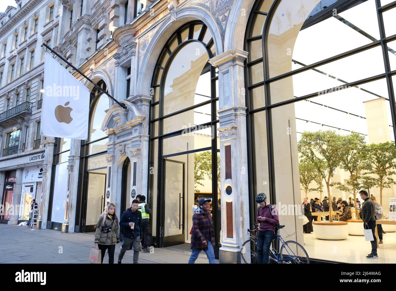 Apple flagship store london hi-res stock photography and images - Alamy