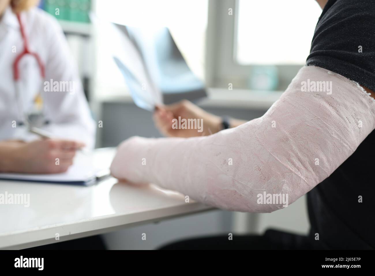 Man with broken arm at doctor appointment Stock Photo Alamy