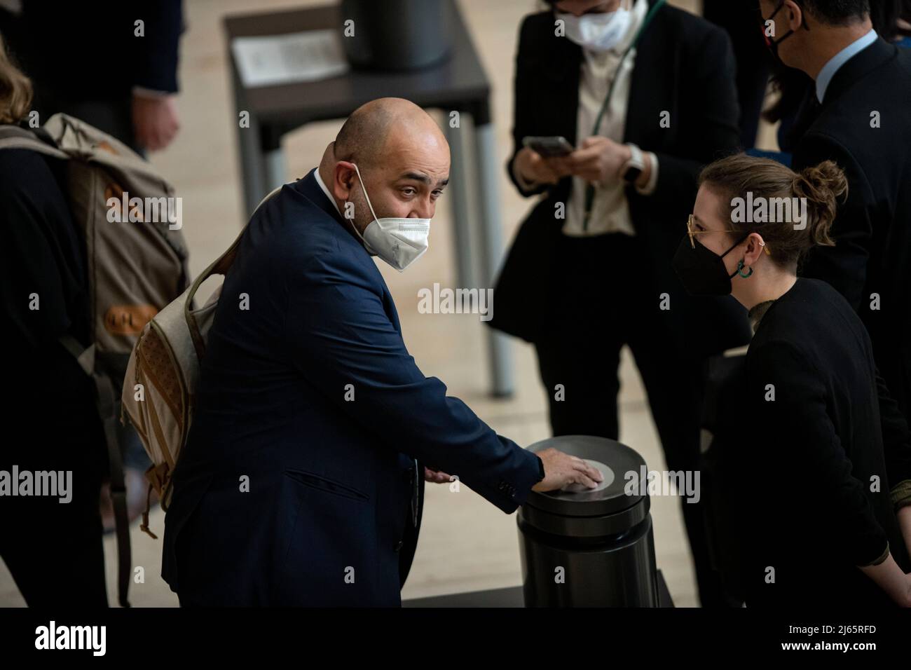 Berlin, Germany. 28th Apr, 2022. Omid Nouripour, federal chairman of Bündnis 90/Die Grünen, casts his vote on deliveries of even heavy weapons to Ukraine. Topics of the meeting include arms deliveries to Ukraine and rising energy costs. Credit: Fabian Sommer/dpa/Alamy Live News Stock Photo