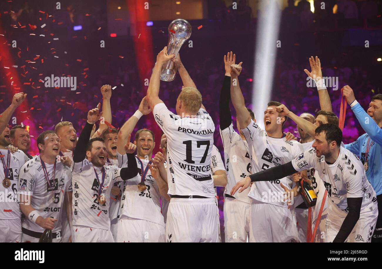 Hamburg, Deutschland. 24th Apr, 2022. firo: 24.04.2022 final final 4, handball cup final DHB Mv§nner, men THW Kiel - SC Magdeburg 28:21 jubilation, vºber, cup win, German cup winner, award ceremony, podium, trophy with Patrick Wiencek Credit: dpa/Alamy Live News Stock Photo