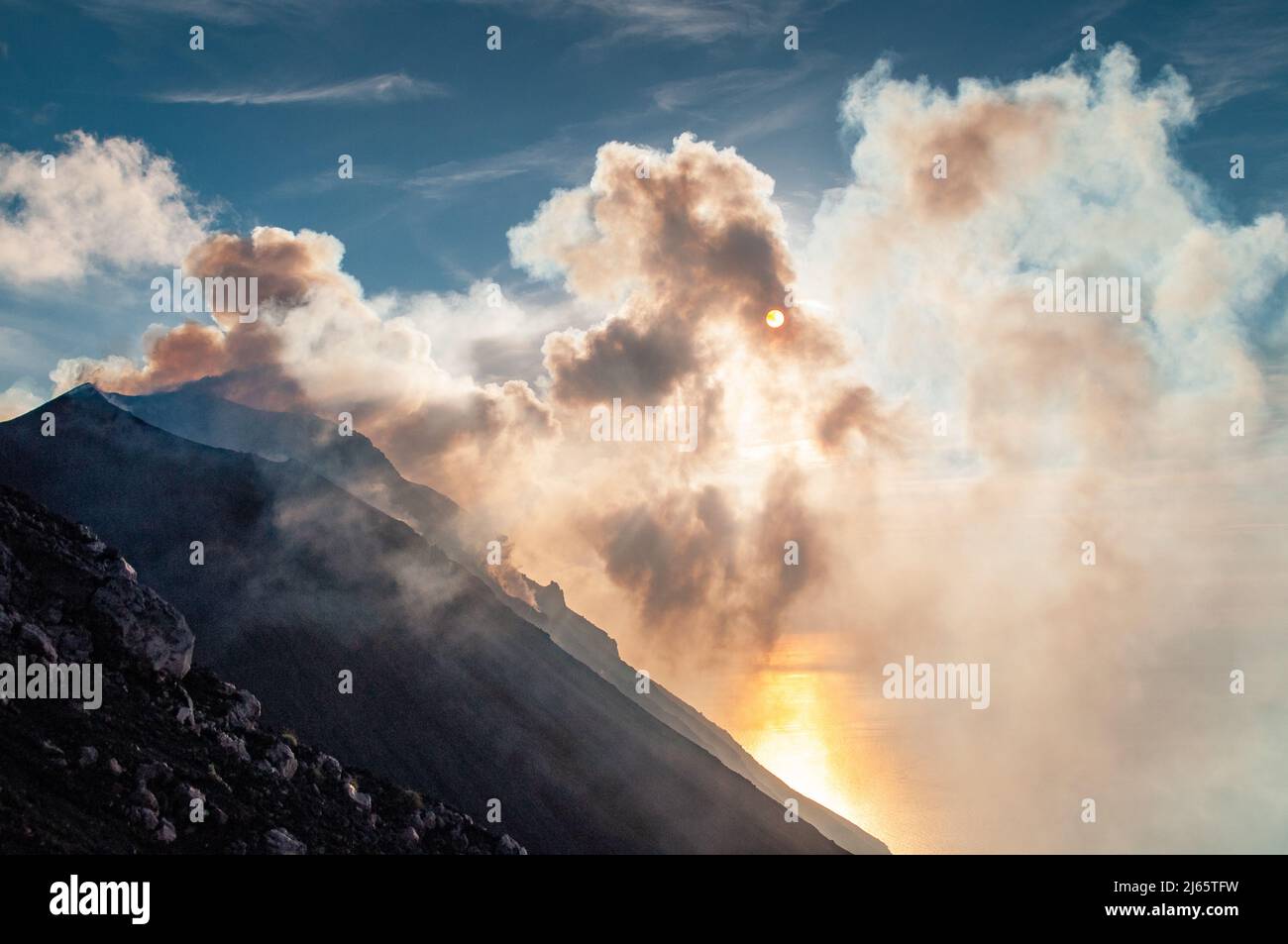 Aktiver Vulkankrater des Stromboli mit heftiger Entgasung - degasing of the volcanic craters of Stromboli Stock Photo