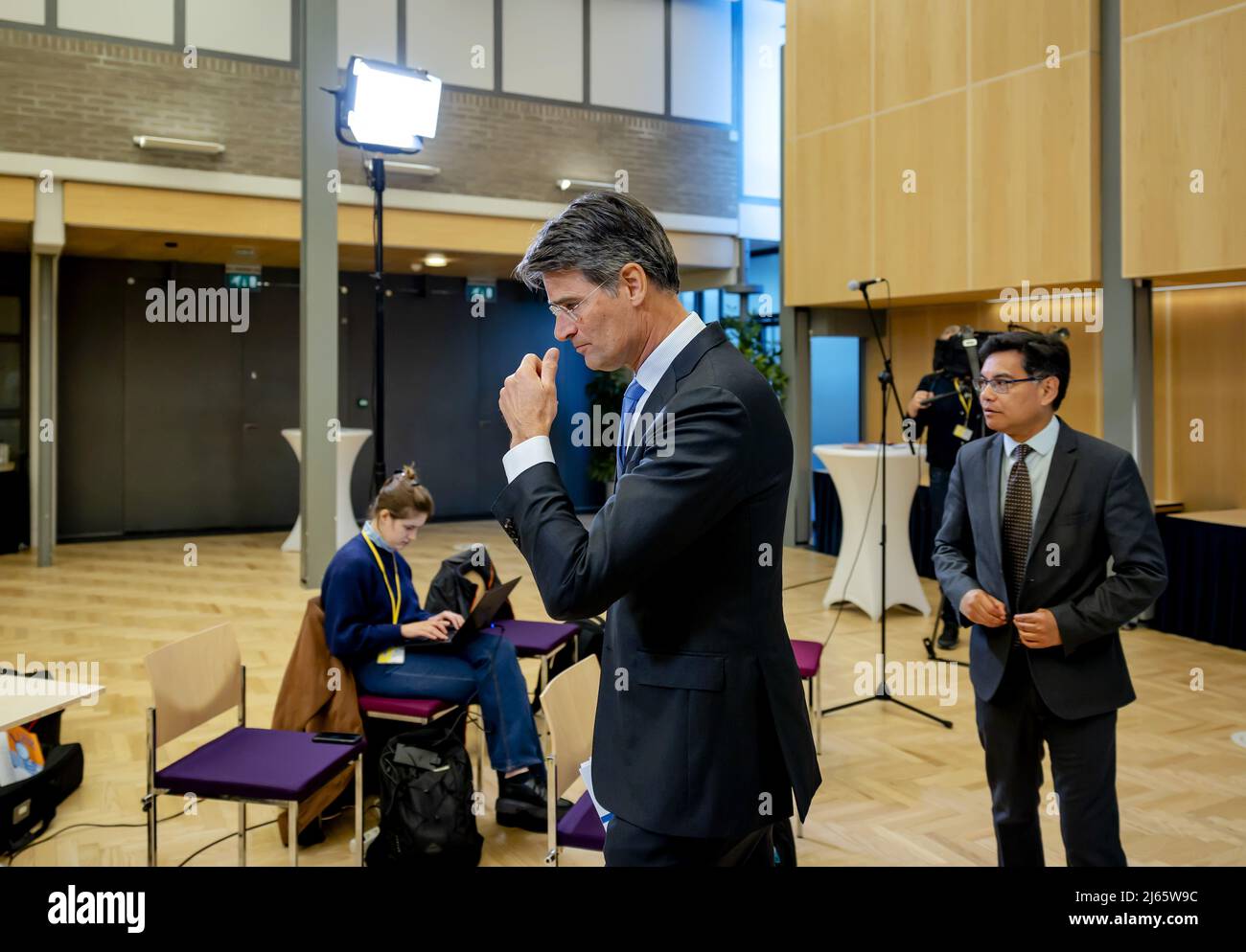 2022-04-28 11:25:04 ZOETERMEER - Erik Akerboom, director-general of the General Intelligence and Security Service (AIVD), explains the activities and results in 2021. ANP ROBIN VAN LONKHUIJSEN netherlands out - belgium out Stock Photo