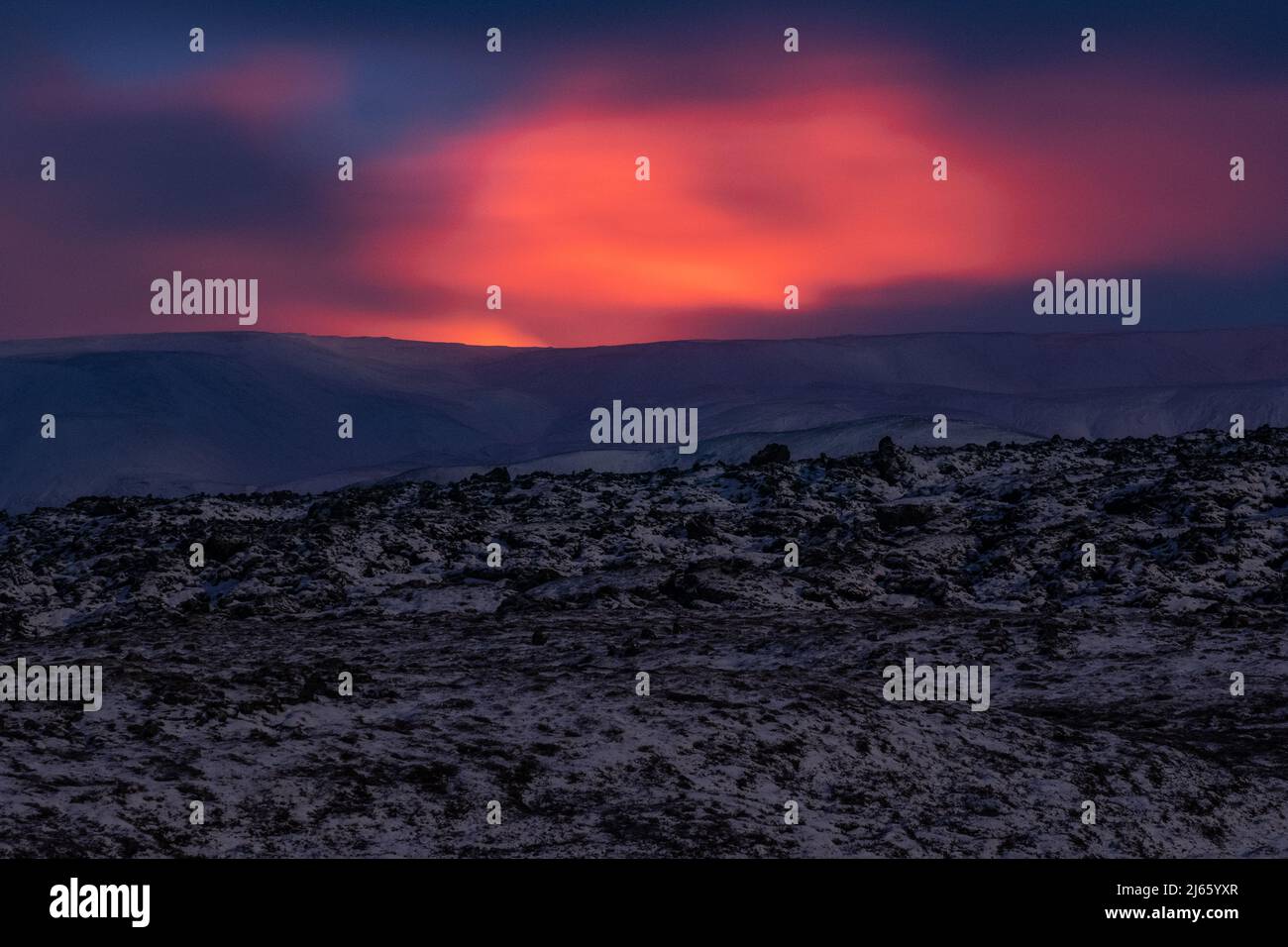 Der Vulkanausbruch am Fagradalsfjall beleuchtet den Nachthimmel. Stock Photo