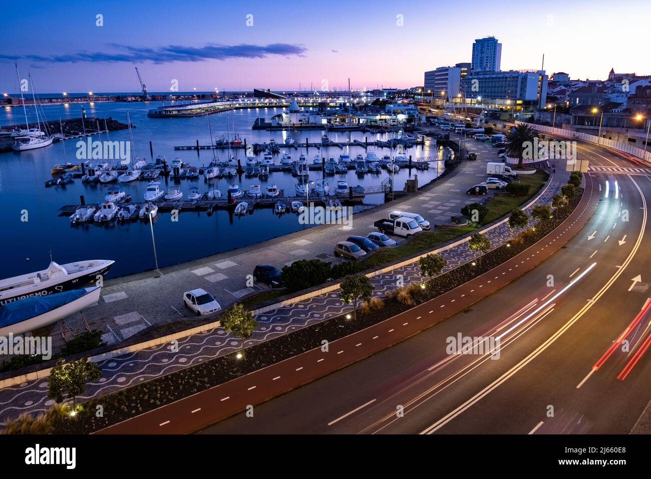 Hafen von Ponta Delgada in der Abenddämmerung, São Miguel, Azoren. Langzeitbelichtung. Stock Photo