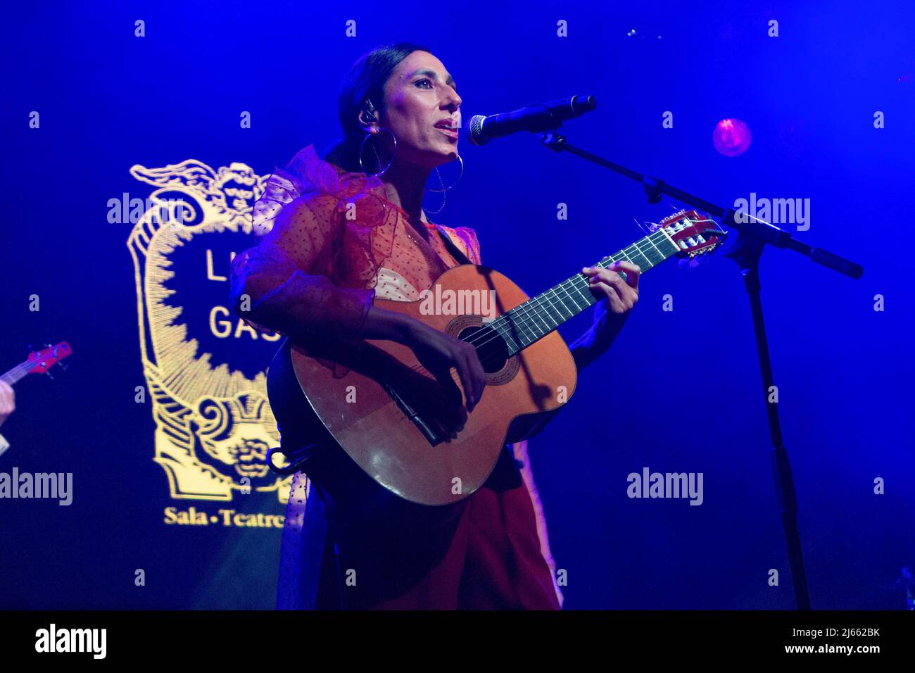 BARCELONA, ESPAÑA – ABRIL 27. Marta Robles (Guitarra) de Las Migas en concierto como parte del Guitar BCN en la sala Luz de Gas el 27 de abril de 2022 Stock Photo