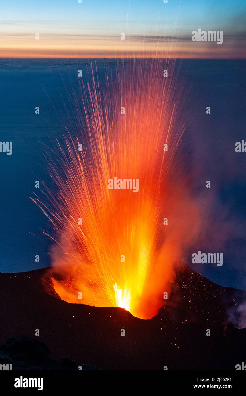 Aktiver Vulkankrater des Stromboli, Liparische Inseln (Sizilien) - acctive volcanic crater of Stromboli volcano (Italy) Stock Photo